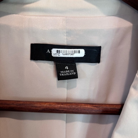 Ann Taylor Two Button Blazer, size 4, Career Wear, Staple, Preppy, Professional - Picture 3 of 10